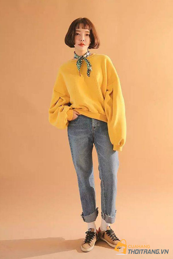 Áo len/nỉ tông vàng cam + quần jeans dáng rộng